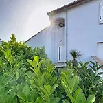 Prázdninový dům Maison Avec Jardin Dans Un Quartier Calme Au Coeur Du Blayais *