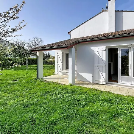 Prázdninový dům Maison Avec Jardin Dans Un Quartier Calme Au Coeur Du Blayais *